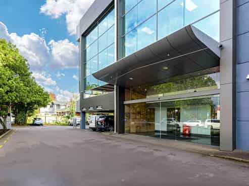 HIGH EXPOSURE OFFICE IN THE HEART OF GREENLANE!
