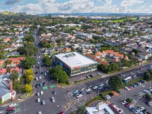HIGH EXPOSURE OFFICE IN THE HEART OF GREENLANE!
