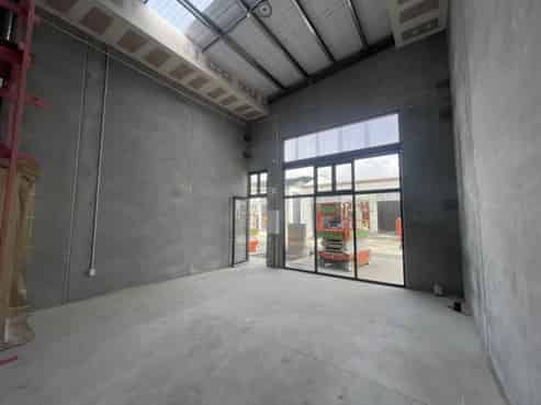 Versatile retail/office space