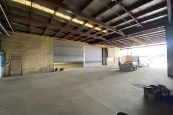 Prime drive-through industrial warehouse