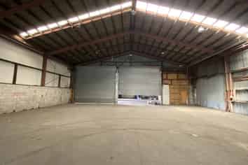 Prime drive-through industrial warehouse