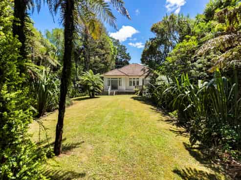 878 West Coast Road, Waiatarua