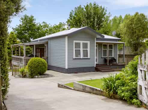 1575 River Road, Broadlands Forest