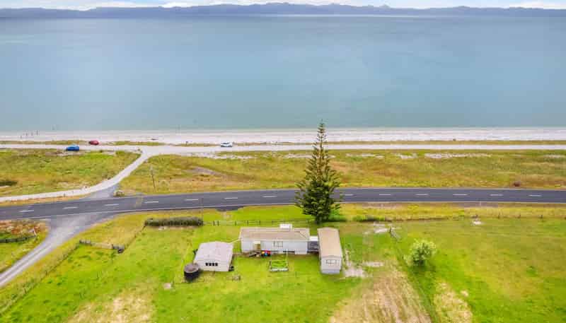 587 East Coast Road, Kaiaua