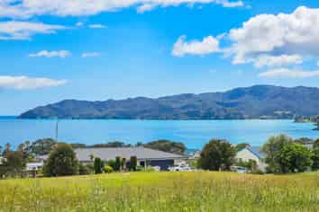 8 Freyja Crescent, Coopers Beach