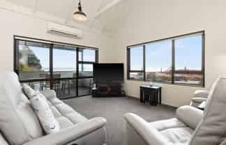 15 Hornsey Road, Bluff Hill