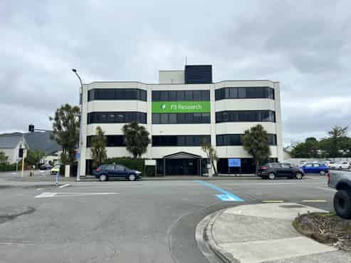Office with 4 valuable parks 