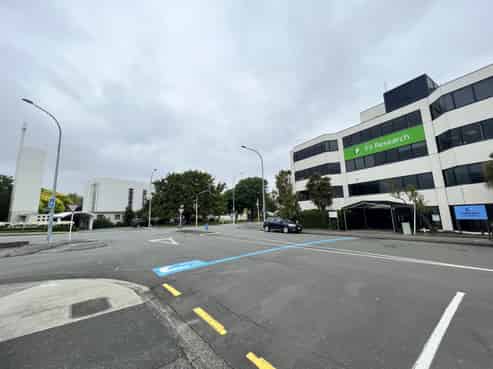 Office with 4 valuable parks 