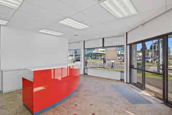 Commanding Cameron Road Opportunity!