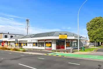 Commanding Cameron Road Opportunity!