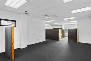 Commanding Cameron Road Opportunity!