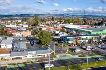 Commanding Cameron Road Opportunity!