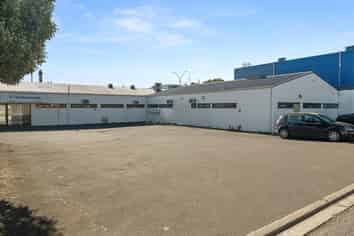 Commanding Cameron Road Opportunity!