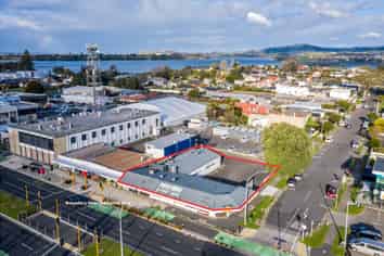 Commanding Cameron Road Opportunity!