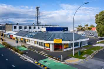 Commanding Cameron Road Opportunity!