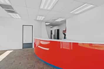 Commanding Cameron Road Opportunity!