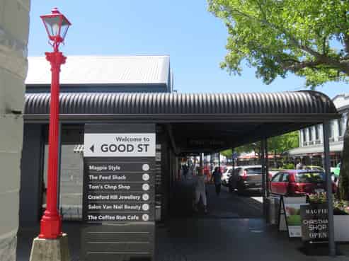 Light-filled Laneway Office