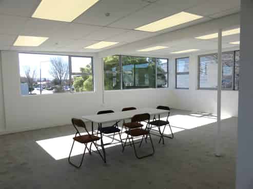 Light-filled Laneway Office