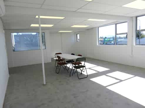 Light-filled Laneway Office