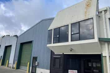 Modern secure warehouse in professionally managed complex
