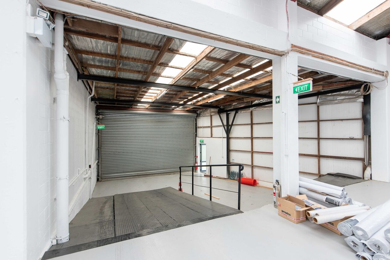 Large Renovated Industrial Warehouse - Vista 4