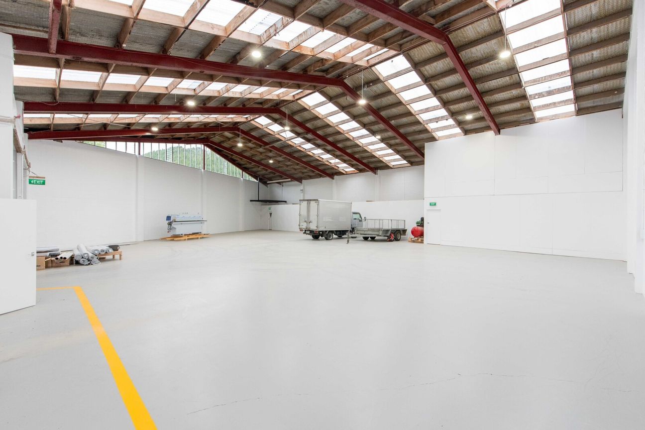 Large Renovated Industrial Warehouse - Vista 2