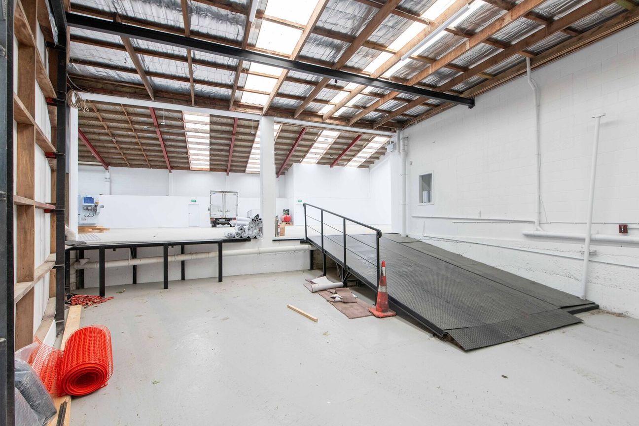 Large Renovated Industrial Warehouse - Vista 3