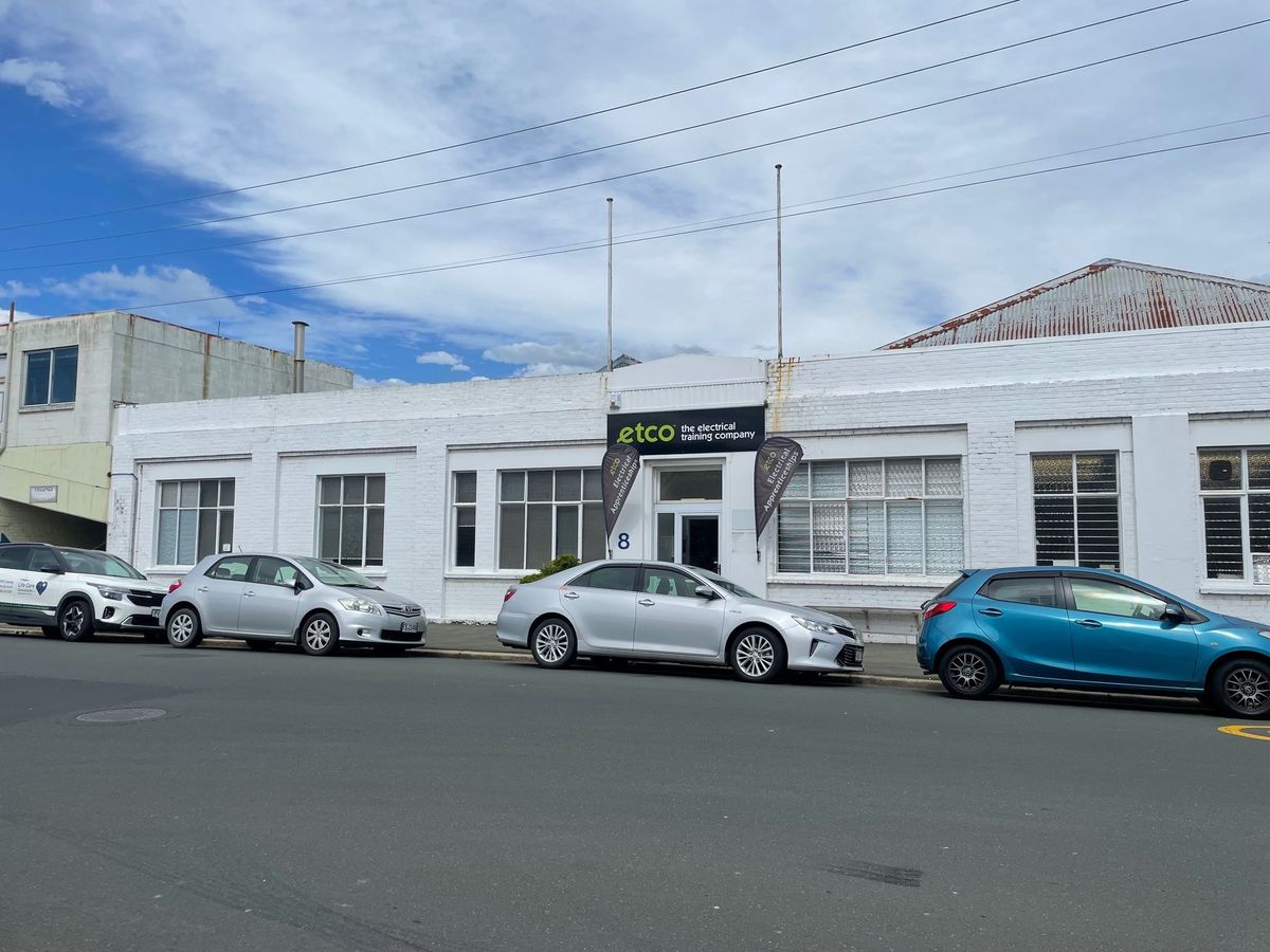 Training Facility/Warehousing 930 m²