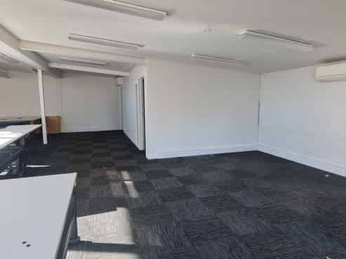 Office/retail in popular Riccarton