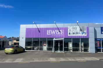 Prime position on Kapiti Road!