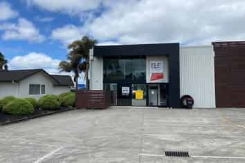 Convenient Multi Use Showroom/Office