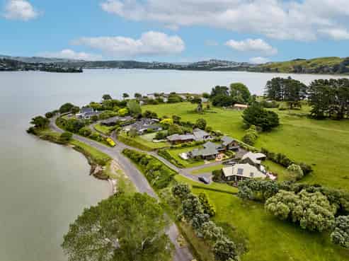 31 Motukaraka Point, Pauatahanui