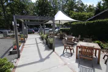 Main avenue position with an award winning tenant