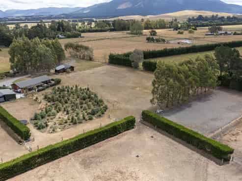 570 Foothills Road, Okuku