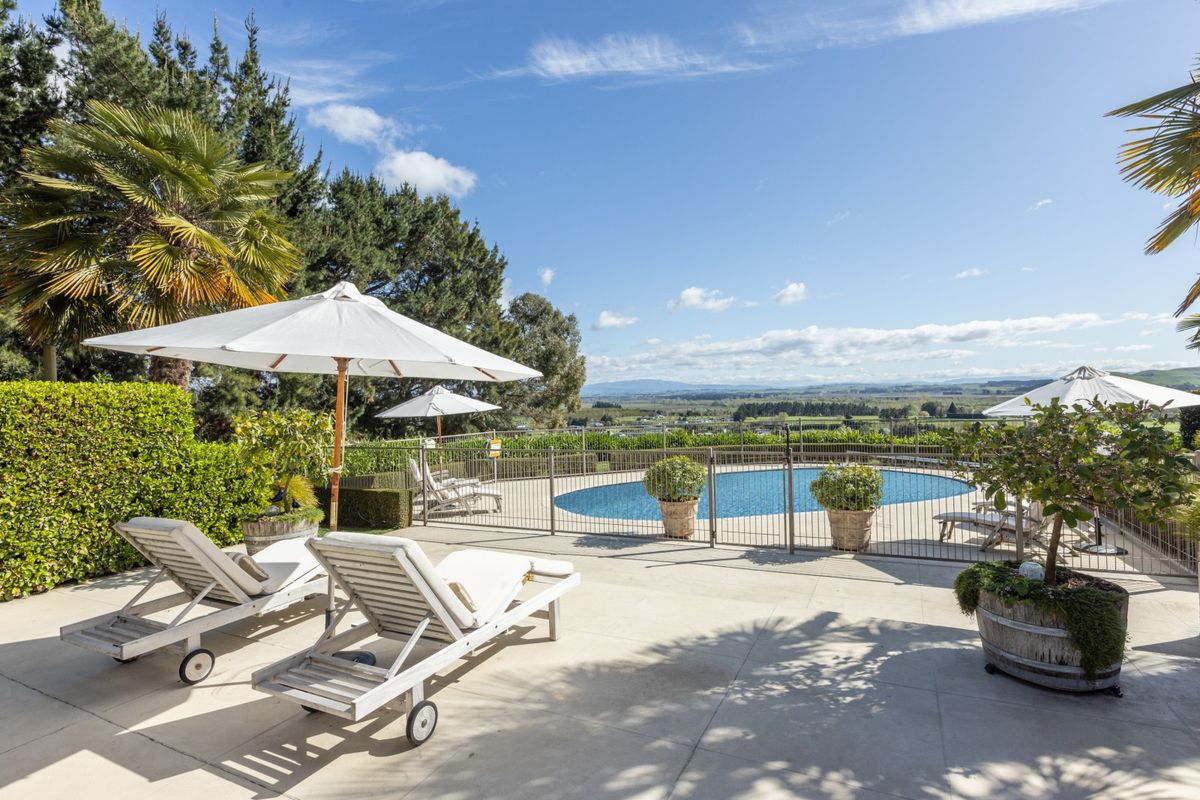 Priced to sell at offers over $2,200,000 – pohled 2