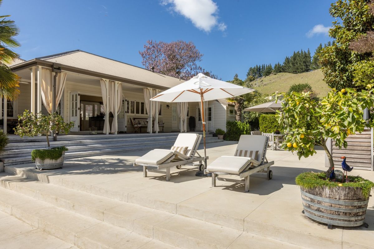 Priced to sell at offers over $2,200,000 – pohled 5