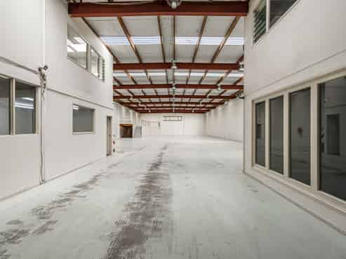 Standalone Road Front Warehouse