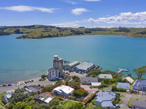 77 Wallis Street, Raglan