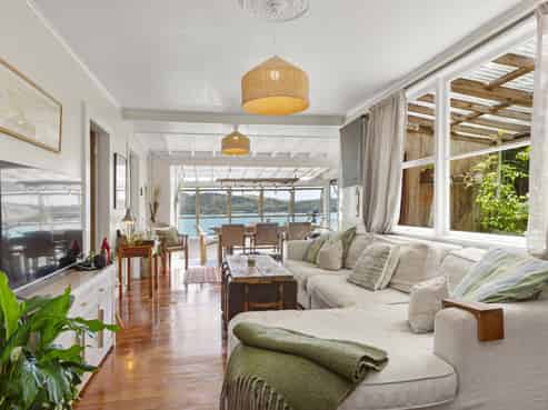 77 Wallis Street, Raglan