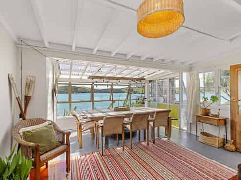 77 Wallis Street, Raglan