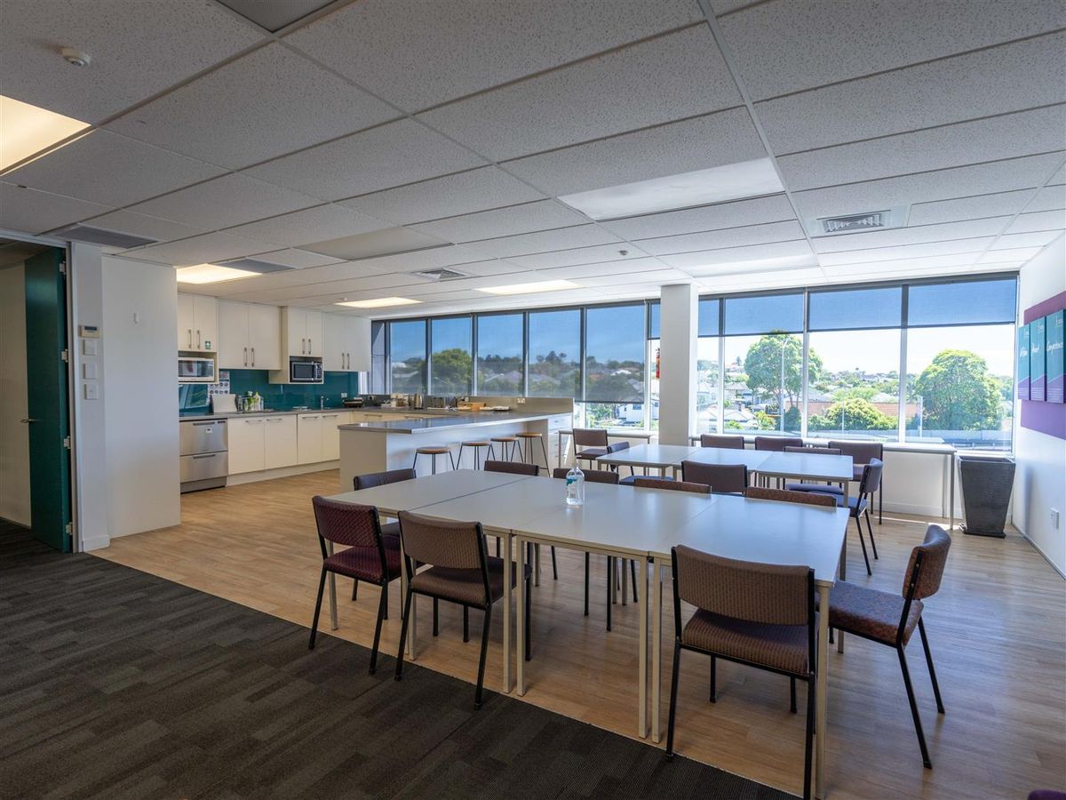 Full Floor with Huge Exposure! - Mehr