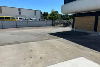 High stud warehouse with great access