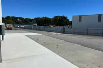High stud warehouse with great access