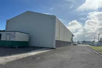 High stud warehouse with great access