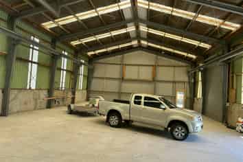 High stud warehouse with great access