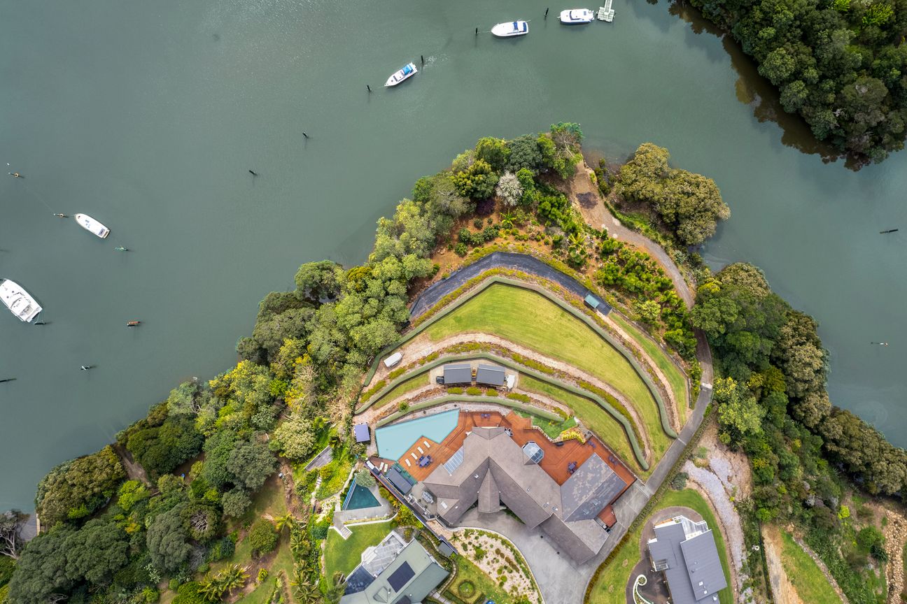 Landmark Inlet Residence: Waterfront Enclave - Mehr