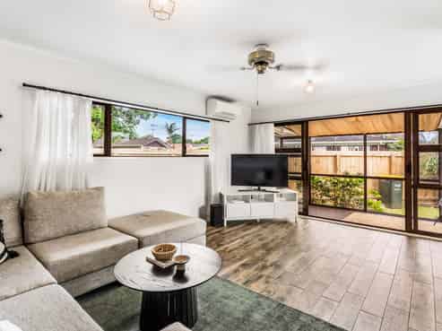 2/4 Lionel Sharp Place, Pukekohe