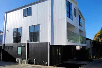 2E Queen Mary Avenue, Epsom