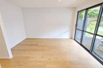 2E Queen Mary Avenue, Epsom