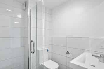 2J/4045 Great North Road, Glen Eden